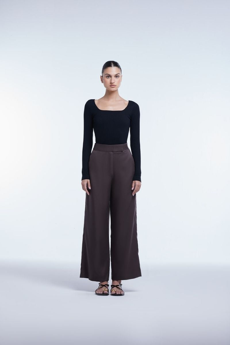 Relaxed wide-leg cropped pants by Dāl the Label, featuring soft fabric, high waist, and a casual, comfortable fit.