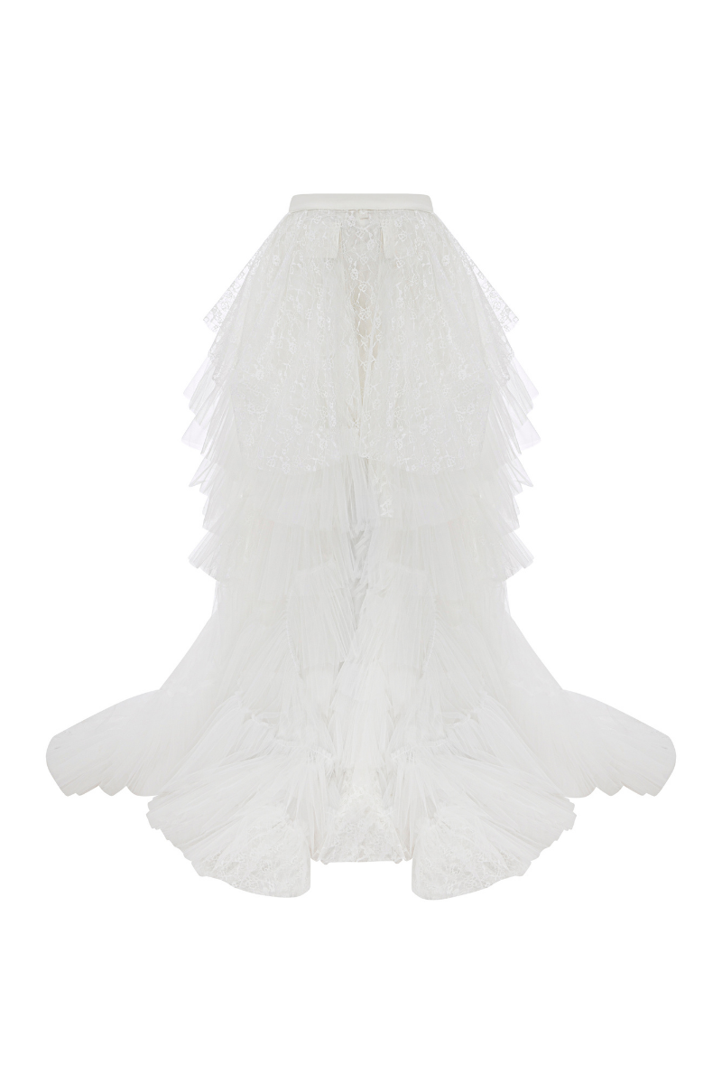White crepe pants with ruffled train by Sudi Etuz, featuring flowy fabric and stylish ruffle detailing at the train.