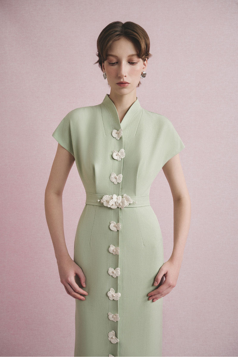 White Plan Liora tailored midi dress featuring a fitted silhouette and elegant design, shown on a model.