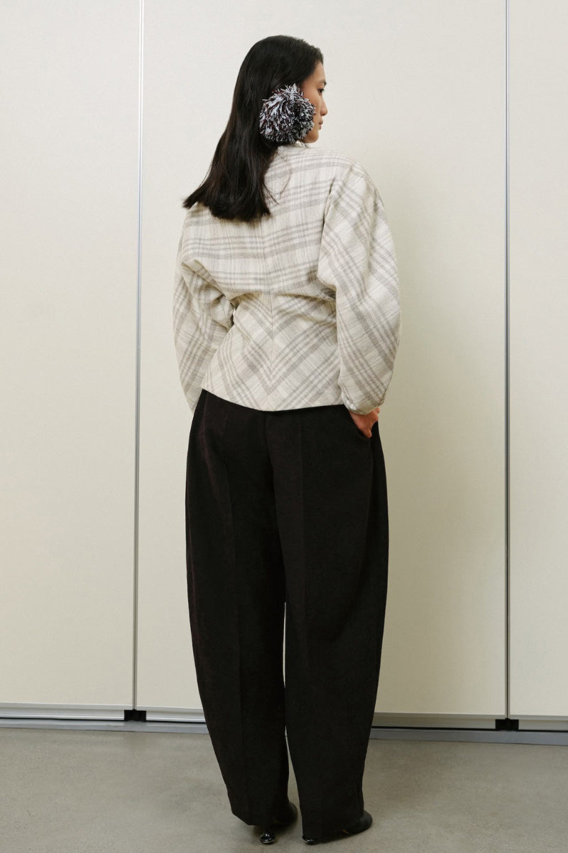 LECIA twisted plaid top featuring a stylish design, long sleeves, and a modern fit, perfect for casual and trendy outfits.