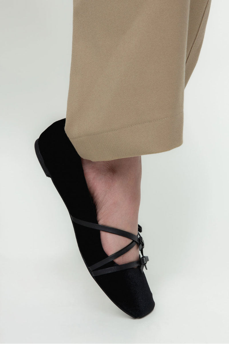 Christin Wu Annaya flats in black leather, stylish slip-on shoes with a sleek design and rounded toe.