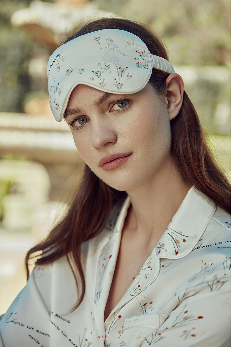 Manito Princess Louise silk eye mask with soft, luxurious fabric and elegant design for comfortable sleep or relaxation.