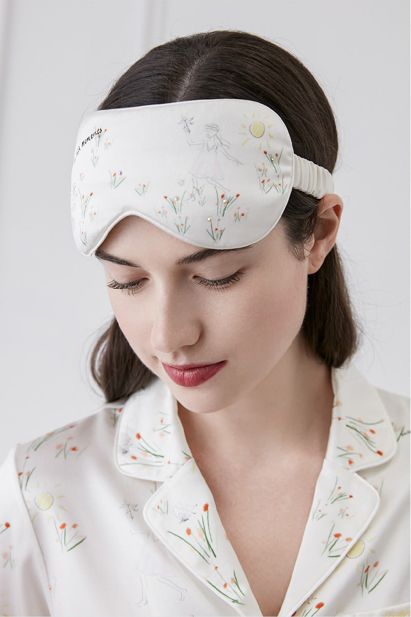 Soft pink silk eye mask from MANITO's Princess Louise collection, designed for comfortable sleep and relaxation.