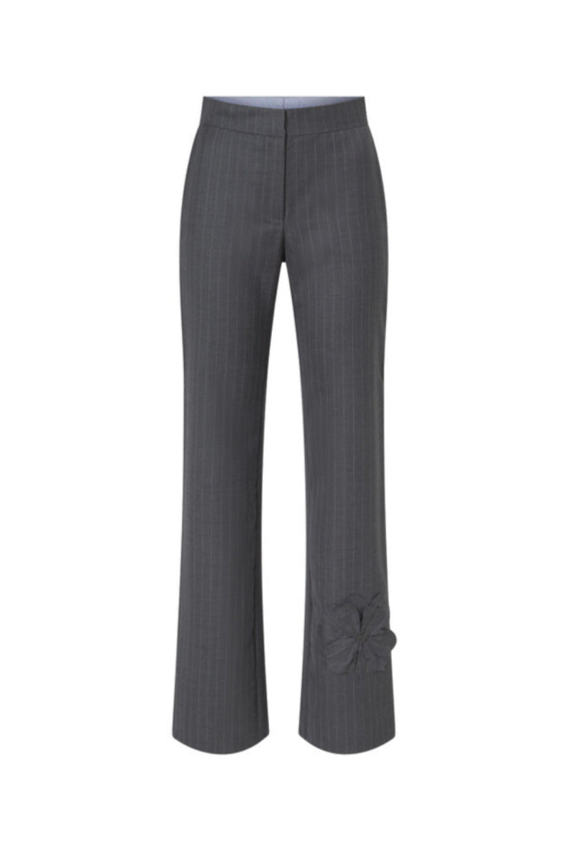Señorita Adriana pants in gray, stylish women's trousers with a comfortable fit and tailored design.