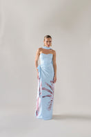 Tinta Latina celestial blue maxi skirt with flowing fabric and waist tie, casual and elegant for everyday wear.