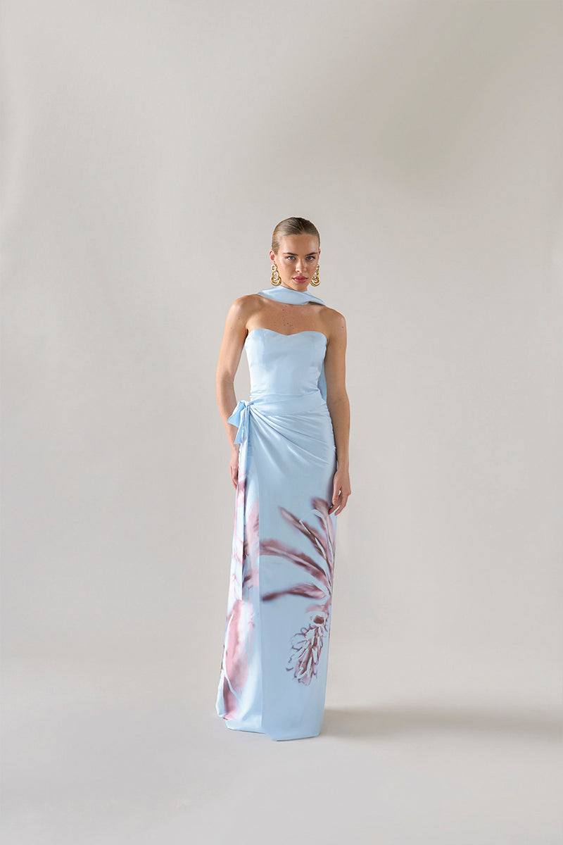 Tinta Latina celestial blue maxi skirt with flowing fabric and waist tie, casual and elegant for everyday wear.