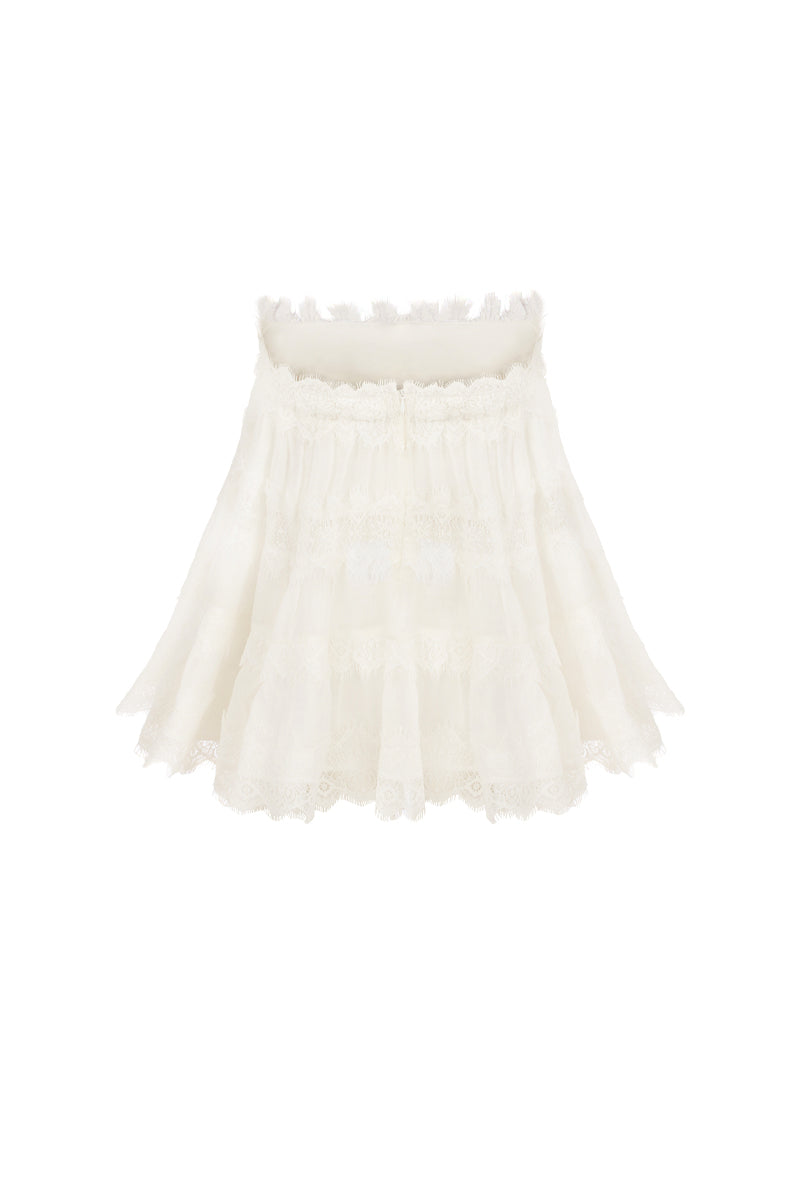 White AISA Grace top, stylish women's blouse with a relaxed fit, featuring a soft fabric and elegant design.