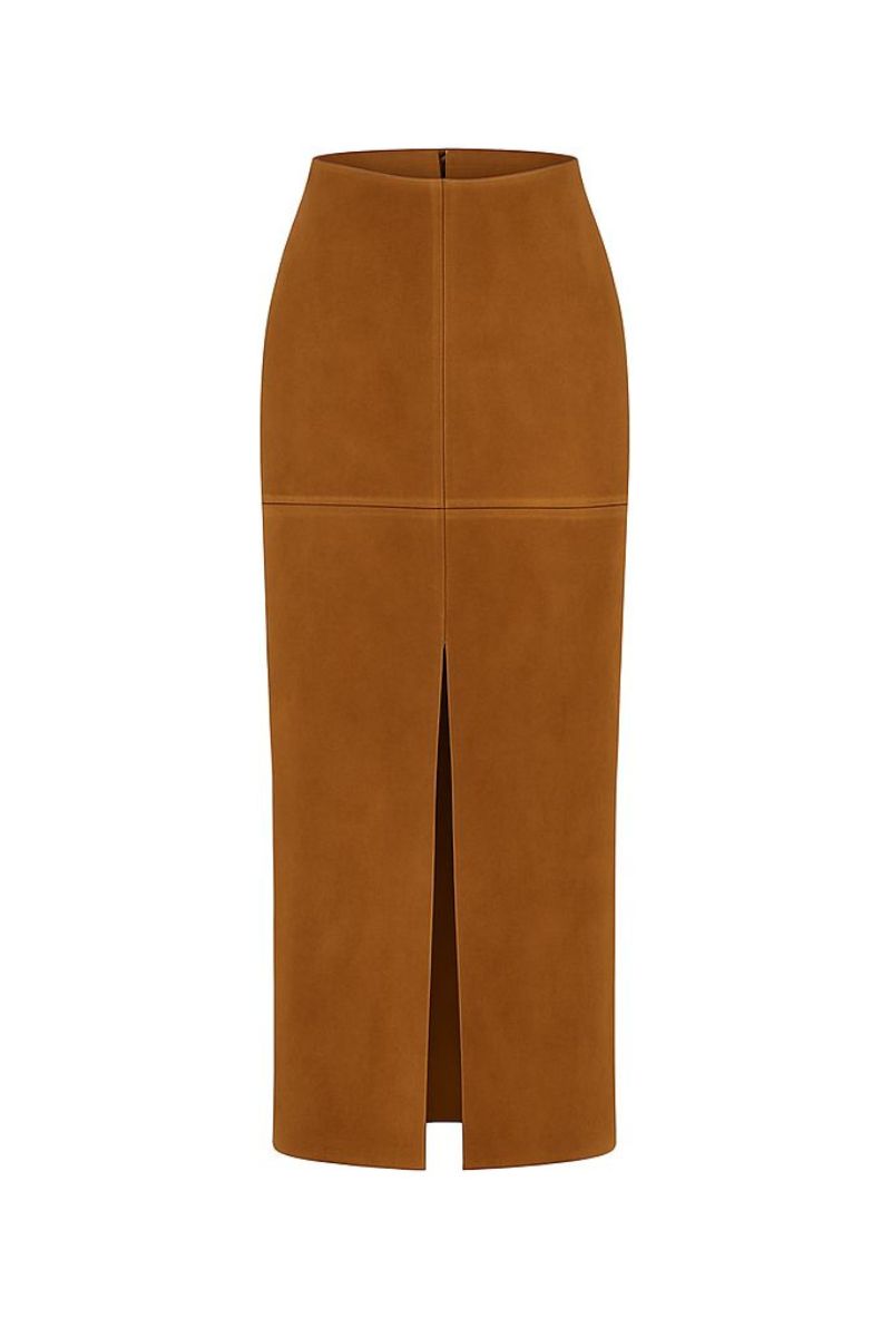 ZUT long Genya brown maxi skirt with flowing fabric and a high waist, styled for a casual or elegant look.
