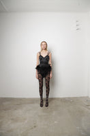 Junie AMI BODY IN BLACK top, stylish black sleeveless shirt with fitted design, showcased on a model.