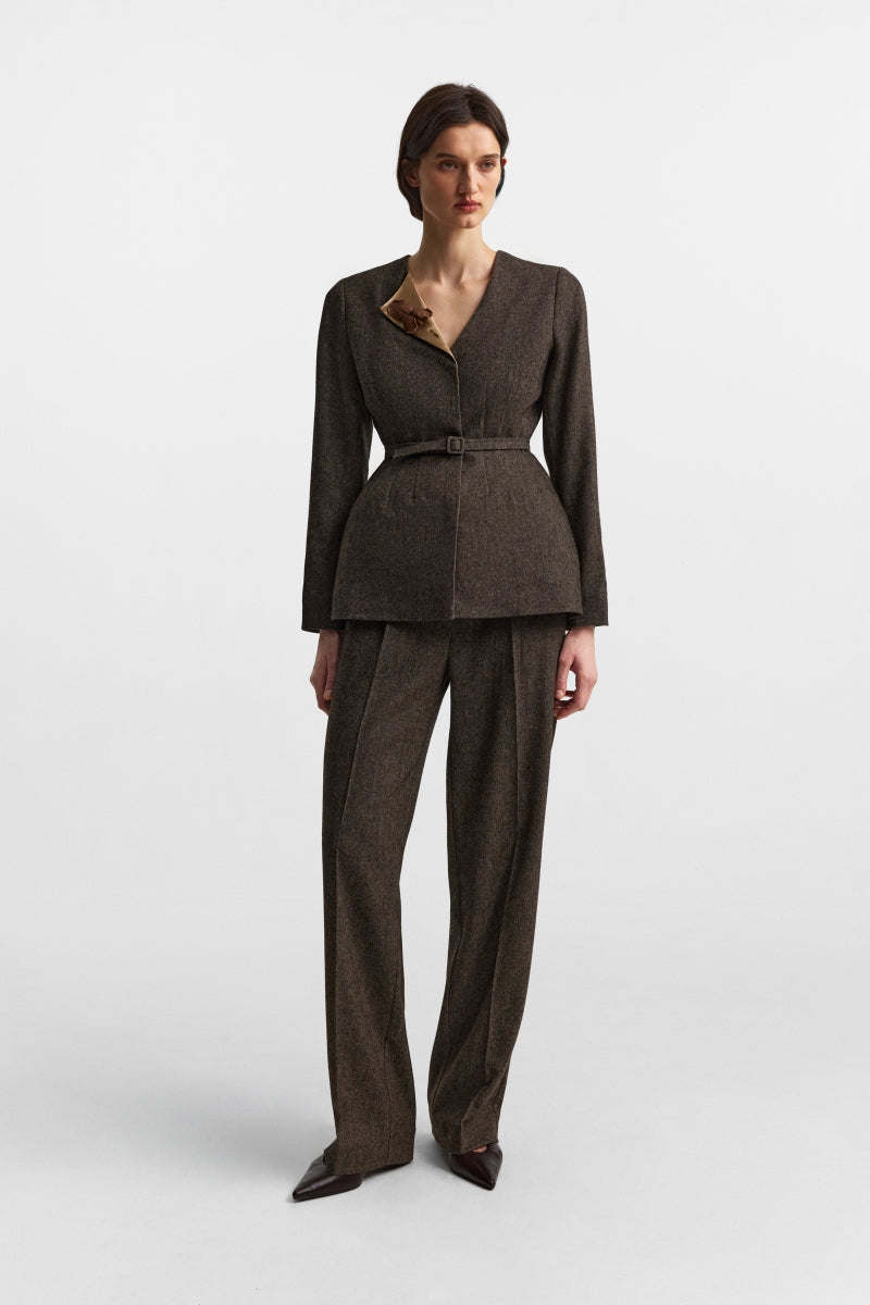 Podyh Seccessia pants in rich brown, stylish and comfortable women's pants with a tailored fit, shown on a model.