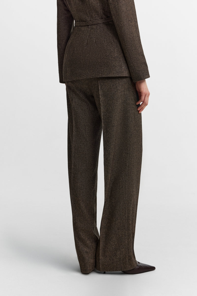 Podyh Seccesia brown pants featuring a relaxed fit and stylish design, displayed on a mannequin against a neutral background.