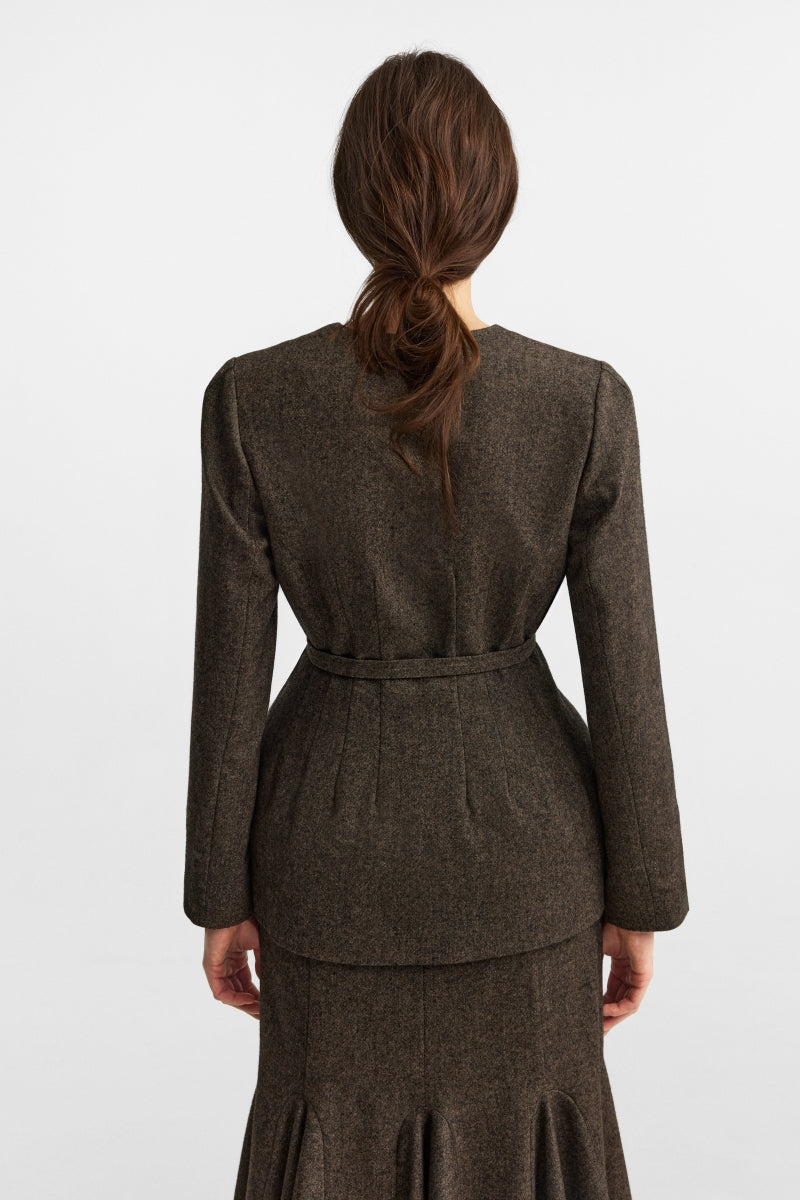 PODYH Seccesia blazer in rich brown, tailored blazer jacket with a sleek fit, displayed on a neutral background.