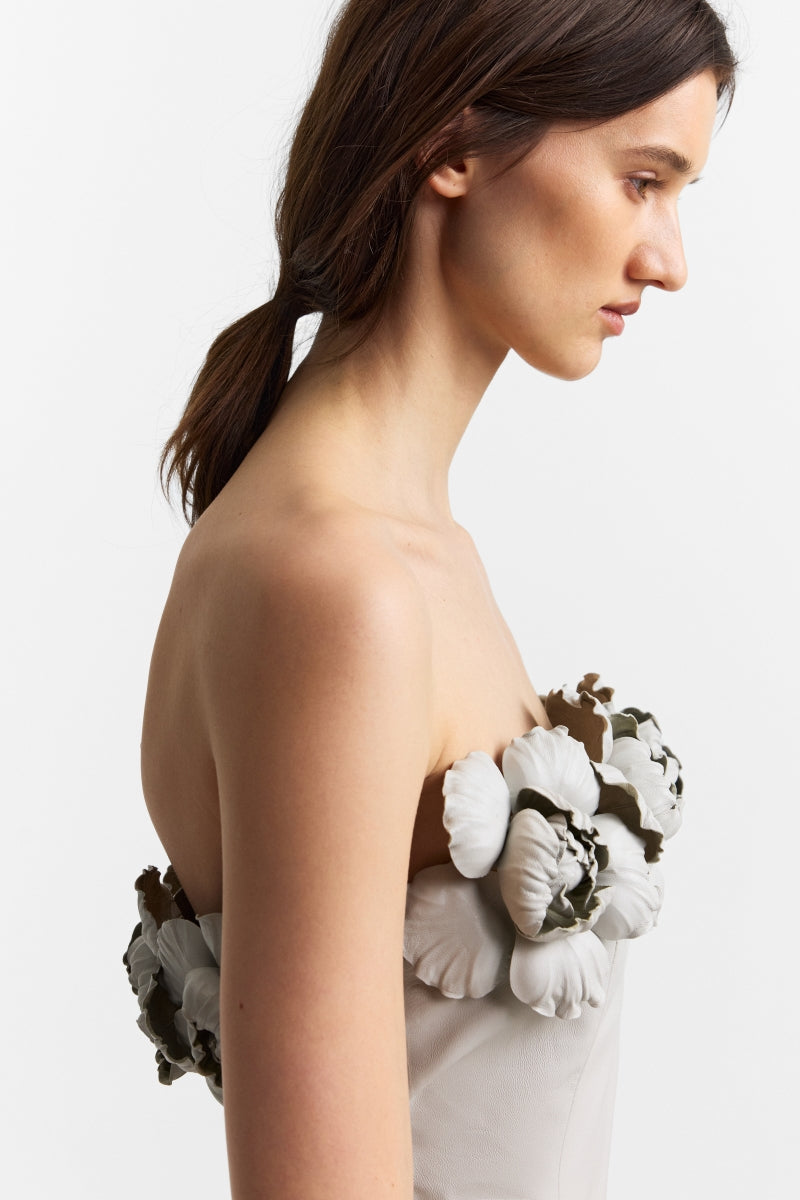 Podyh Capitel stone taupe midi dress with a fitted waist and elegant design, displayed on a mannequin.