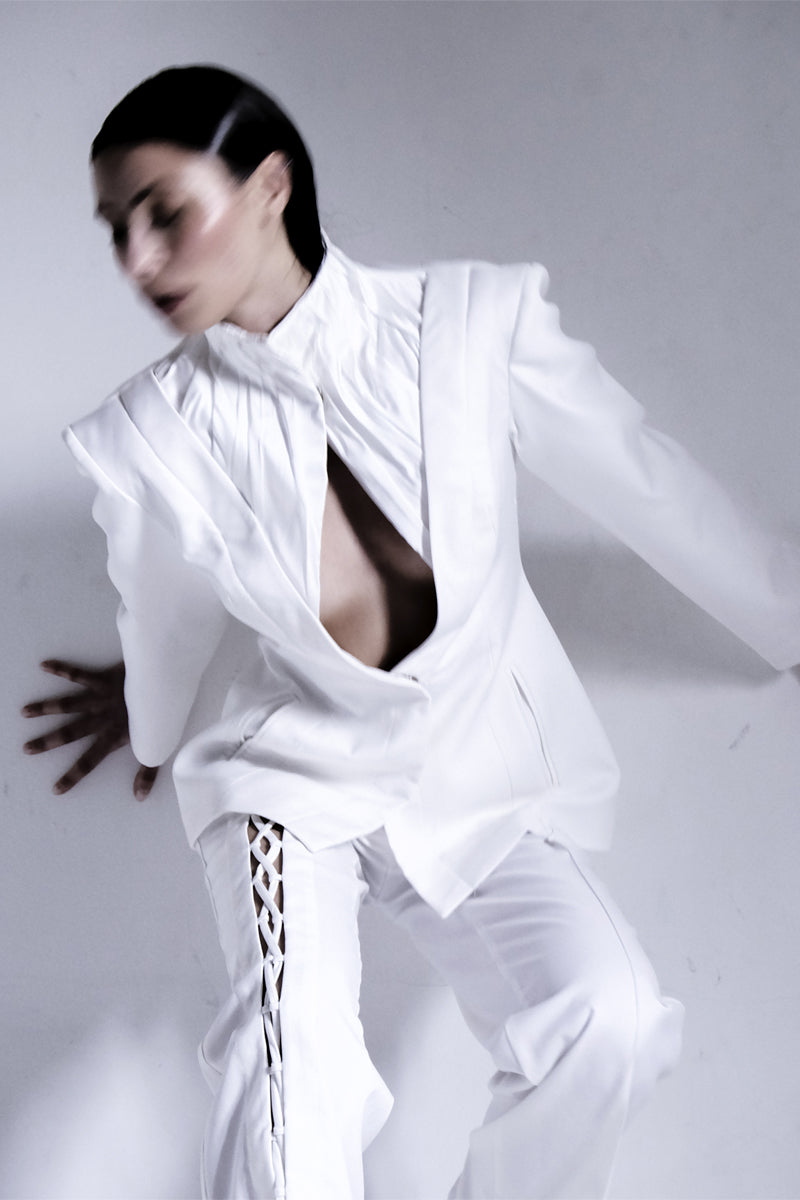 White high-neck pleated blazer by Blikvanger, tailored with a structured fit and elegant pleats for a sophisticated look.