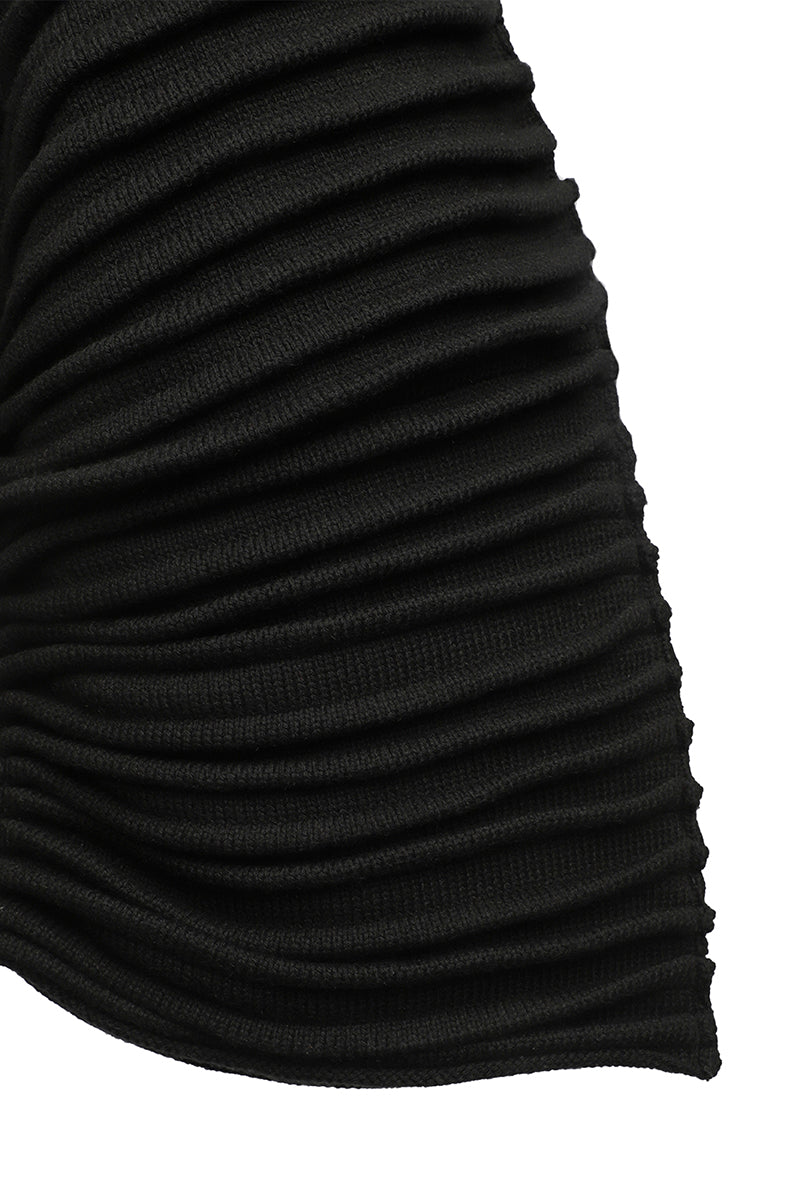 Black accordion snail sweater by MAZ Manuela Álvarez featuring a textured, ribbed design, shown on a model.