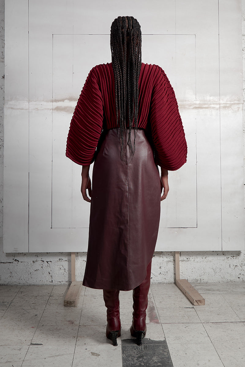 Wine red accordion snail sweater by MAZ Manuela Álvarez featuring textured knit and a fitted style.