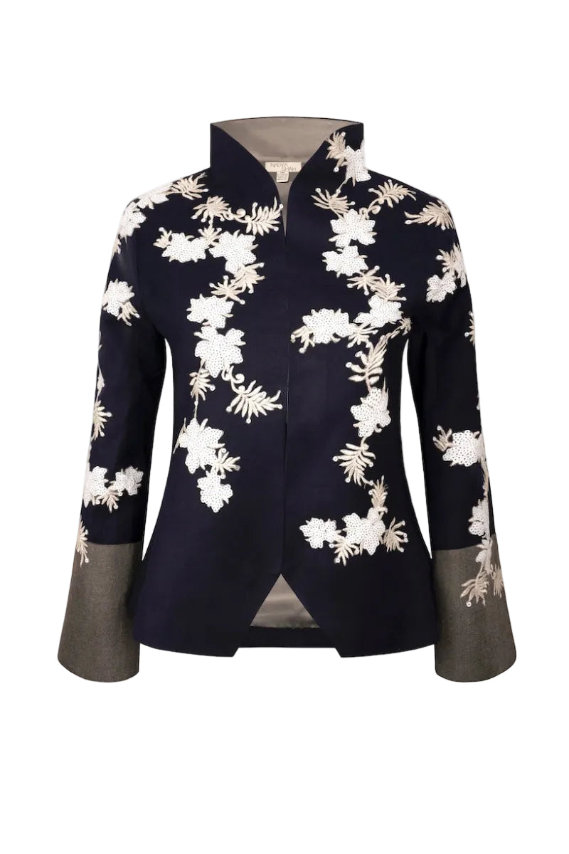 Nadya Shah Alto Mare jacket displayed on a mannequin, featuring a stylish outdoor jacket with a front zipper and lightweight design.