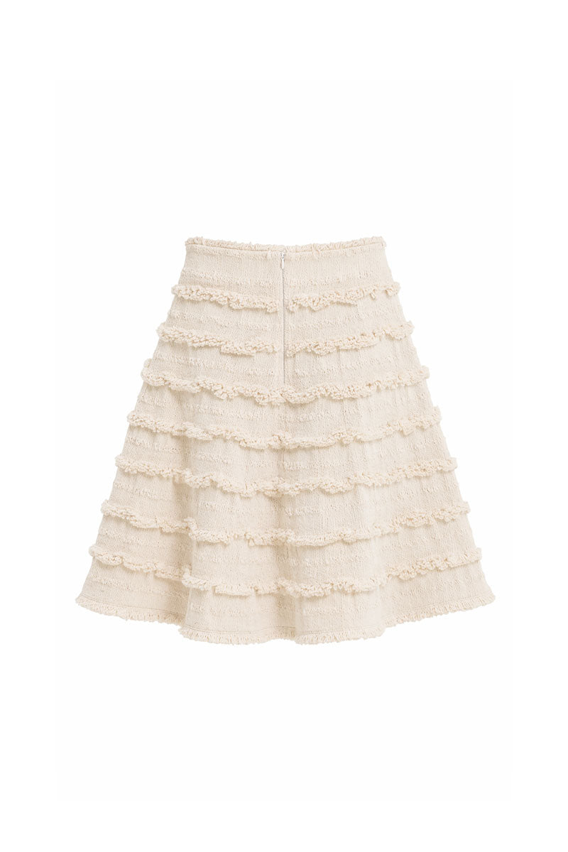 Maylé Vásquez Alya mini skirt in nature print, lightweight fabric with a fitted waist and stylish design, shown in a natural setting.