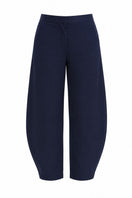 Maylé Vásquez arena pants in a stylish, comfortable design, featuring a relaxed fit and versatile look for casual wear.