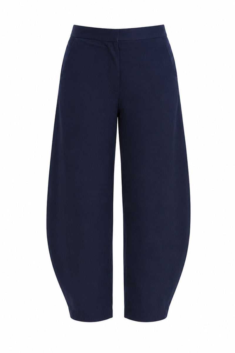 Maylé Vásquez arena pants in a stylish, comfortable design, featuring a relaxed fit and versatile look for casual wear.