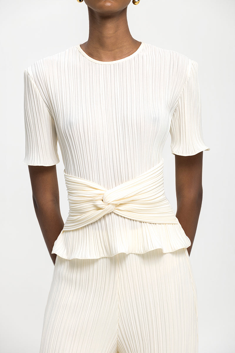 Maylé Vásquez Arena T-shirt top in off-white, casual shirt with a relaxed fit, showcased on a plain background.