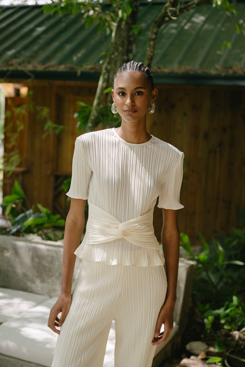 Off-white Maylé Vásquez Arena T-shirt top featuring a casual fit, short sleeves, and minimalistic design for everyday wear.