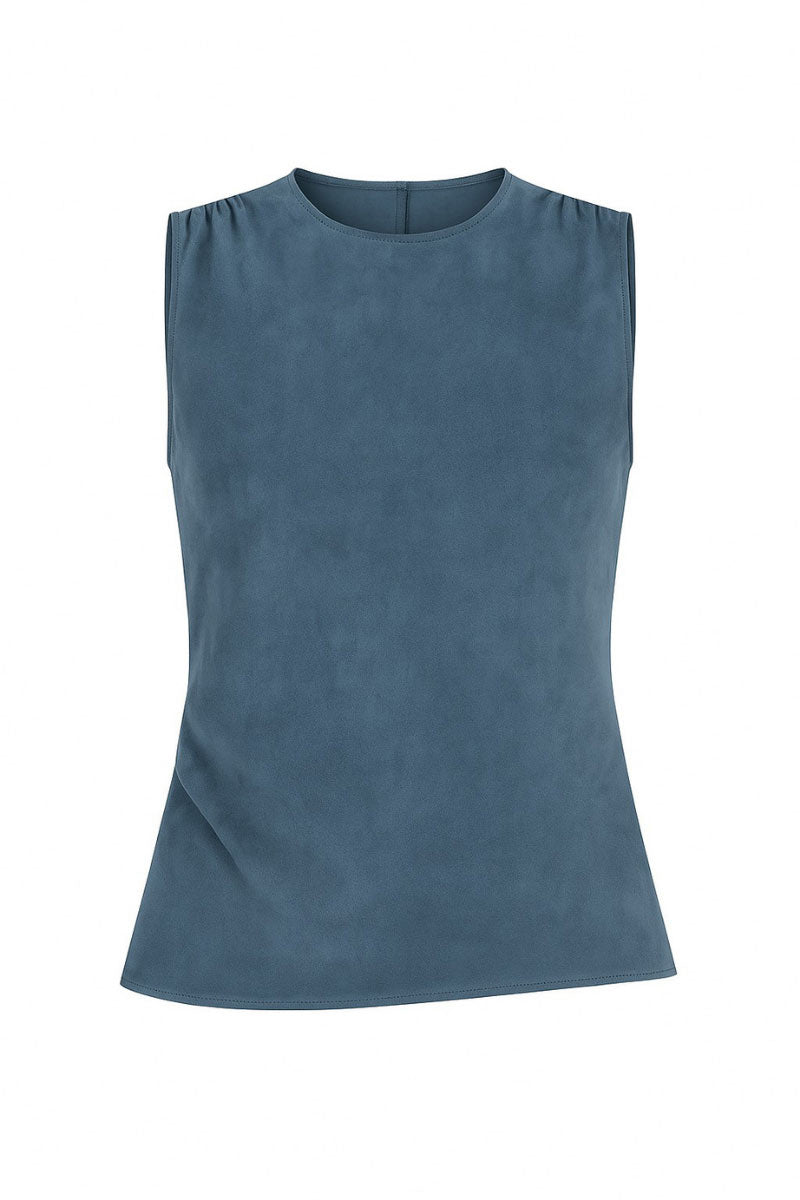 ZUT Arlington top in jean blue, casual sleeveless blouse with button details and a relaxed fit, perfect for everyday wear.