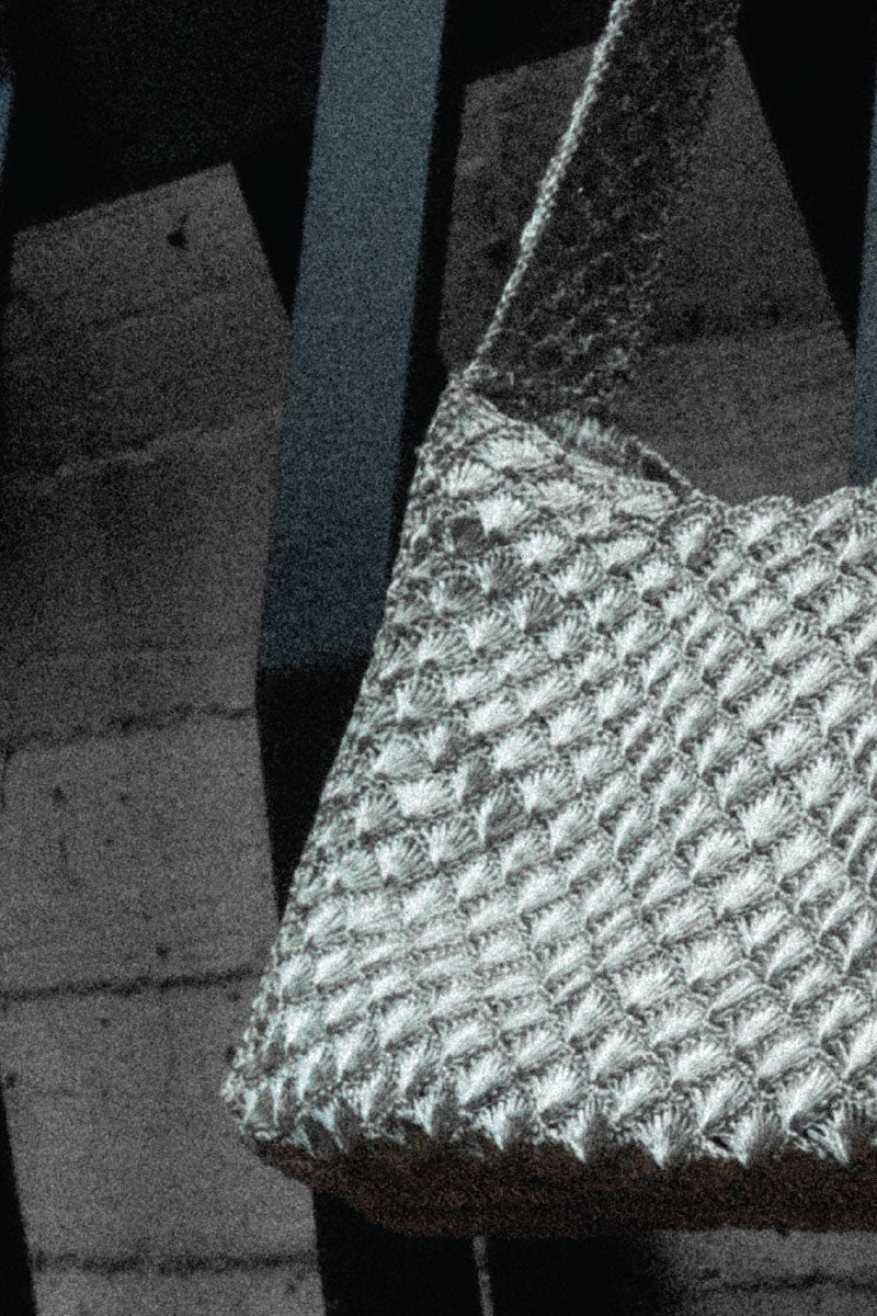 Silver Arista seashell shoulder bag by VERDI, featuring a detailed seashell design on a stylish silver handbag.