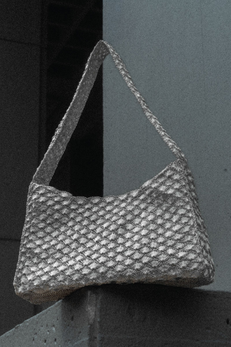 Silver Arista seashell shoulder bag by Verdi featuring a stylish seashell design and modern shoulder strap.