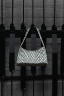 Silver shoulder bag with seashell design from Verdi's Arista collection, featuring a stylish and elegant accessory.