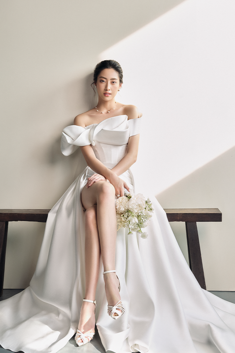 AMANDA SIMPLY WHITE OVER SKIRT GOWN | CULT MIA | Le Thanh Hoa AMANDA SIMPLY WHITE OVER SKIRT GOWN | CULT MIA | Le Thanh Hoa