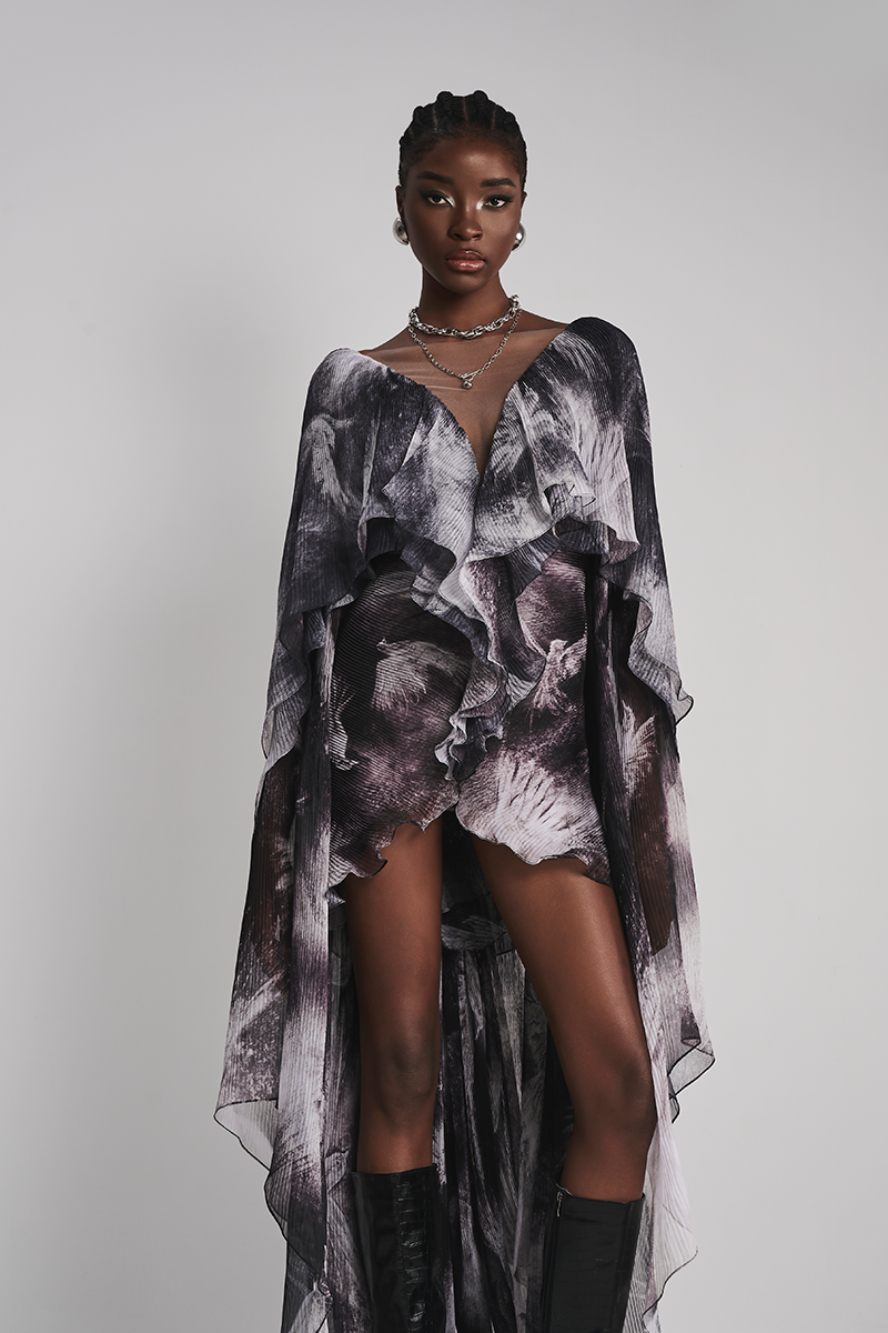 Le Thanh Hoa black maxi dress featuring a flowing silhouette and elegant design, perfect for stylish occasions.