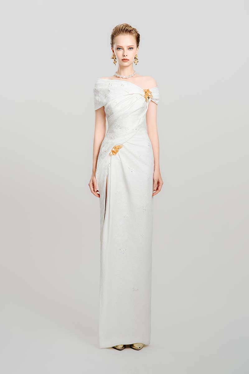 Do Long floral line maxi dress, elegant gown with vibrant floral pattern, flowing fabric, and sleeveless design.