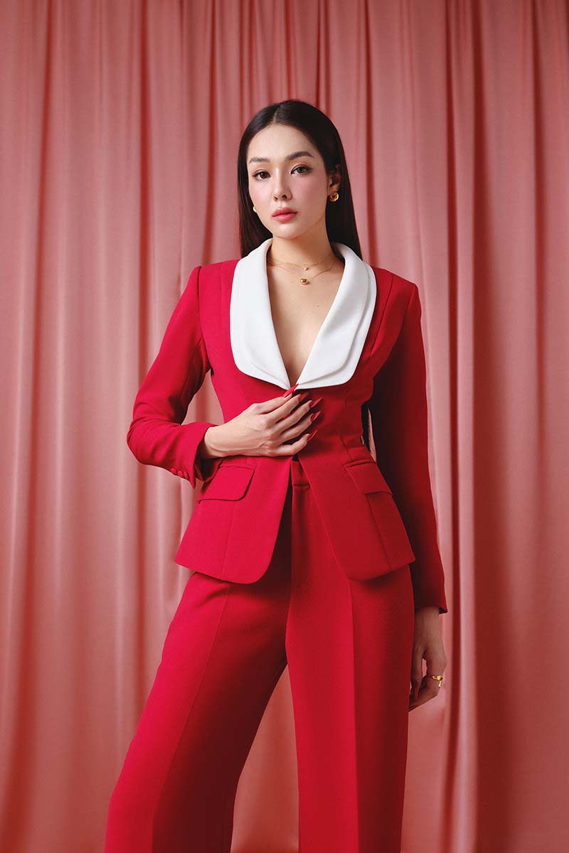 Do Long crimson power suit set co-ords featuring a tailored blazer and matching pants for a stylish, coordinated look.