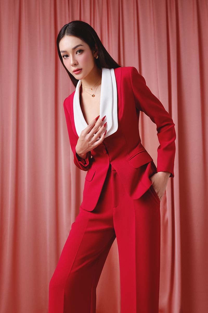 Do Long Crimson Power Suit Set co-ords featuring a tailored blazer and matching pants, stylish and modern for a bold look.