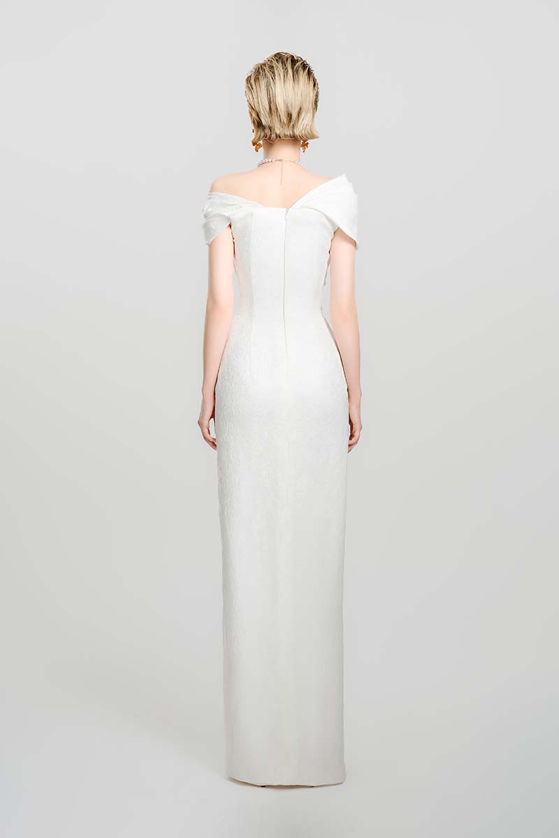 Do Long floral line maxi dress gown with a flowing silhouette and vibrant floral pattern, perfect for elegant occasions.