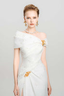 Do Long floral line maxi dress gown with a flowing fabric and vibrant floral pattern, perfect for elegant occasions.