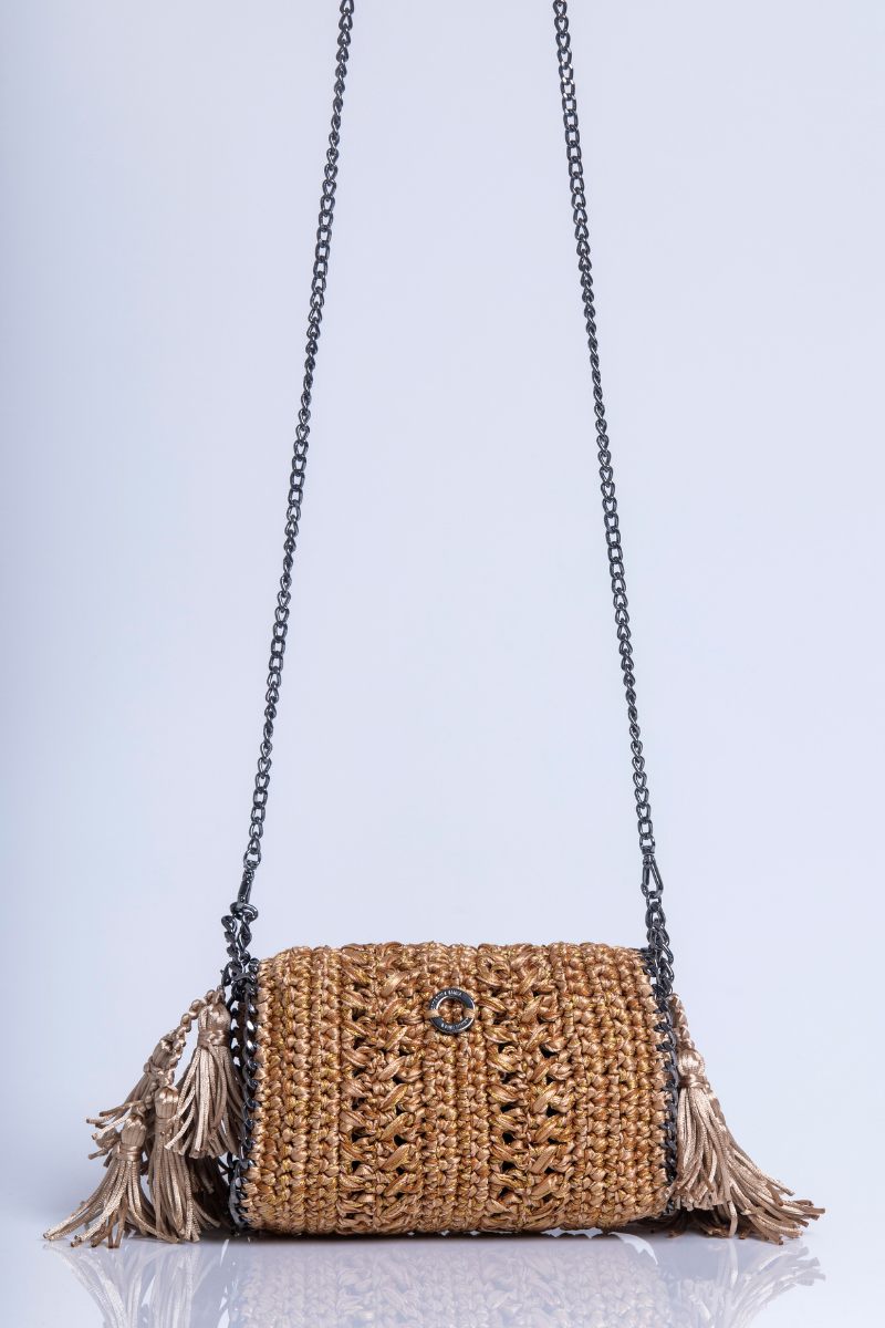 Catarina Mina MIRA in sand shoulder bag with adjustable strap and sleek design, perfect for casual or chic outfits.