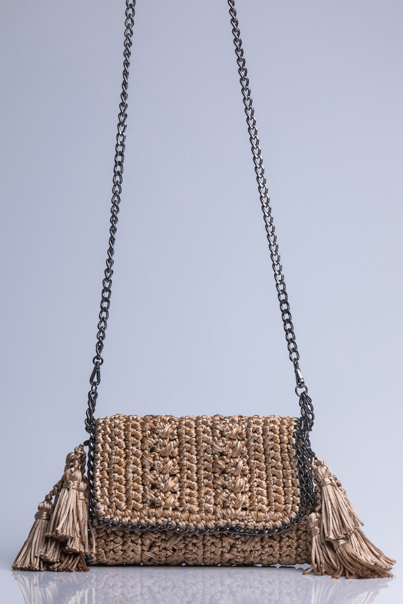 Catarina Mina MIRA in sand shoulder bag with adjustable strap and minimalist design, featuring smooth leather finish.