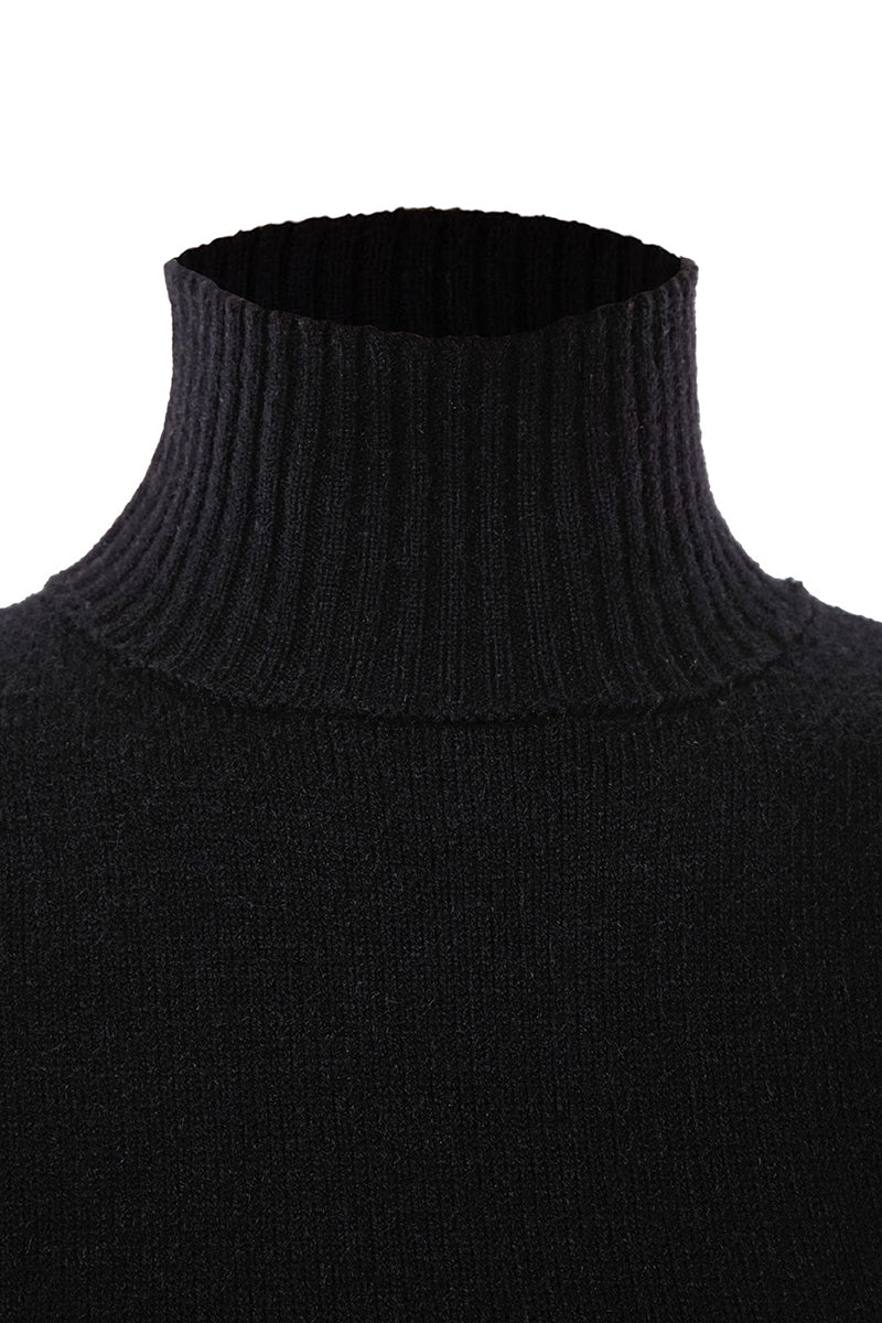 Black MAZ Manuela Álvarez basic bows sweater, close-up of soft knit fabric and subtle bow details on the front.