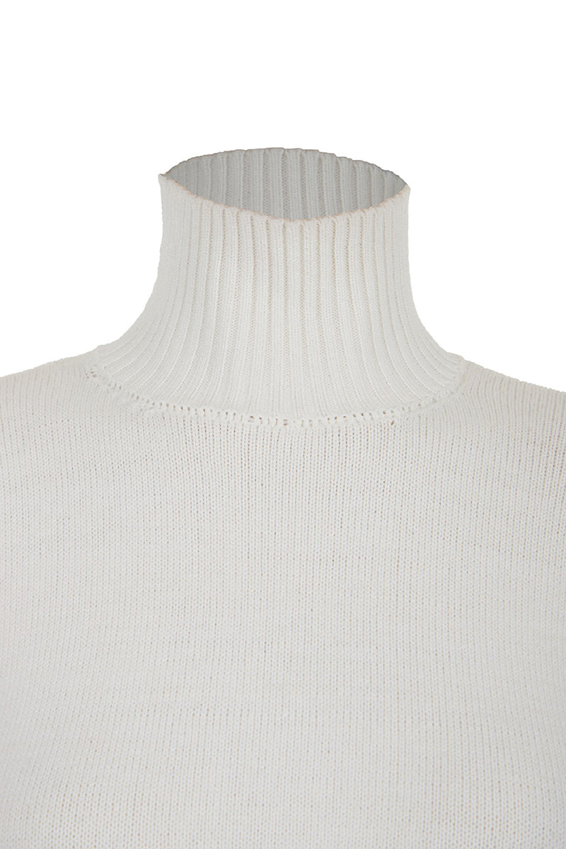 White BASIC BOWS sweater by MAZ Manuela Álvarez, featuring a cozy knit and bow details, perfect for casual and chic looks.