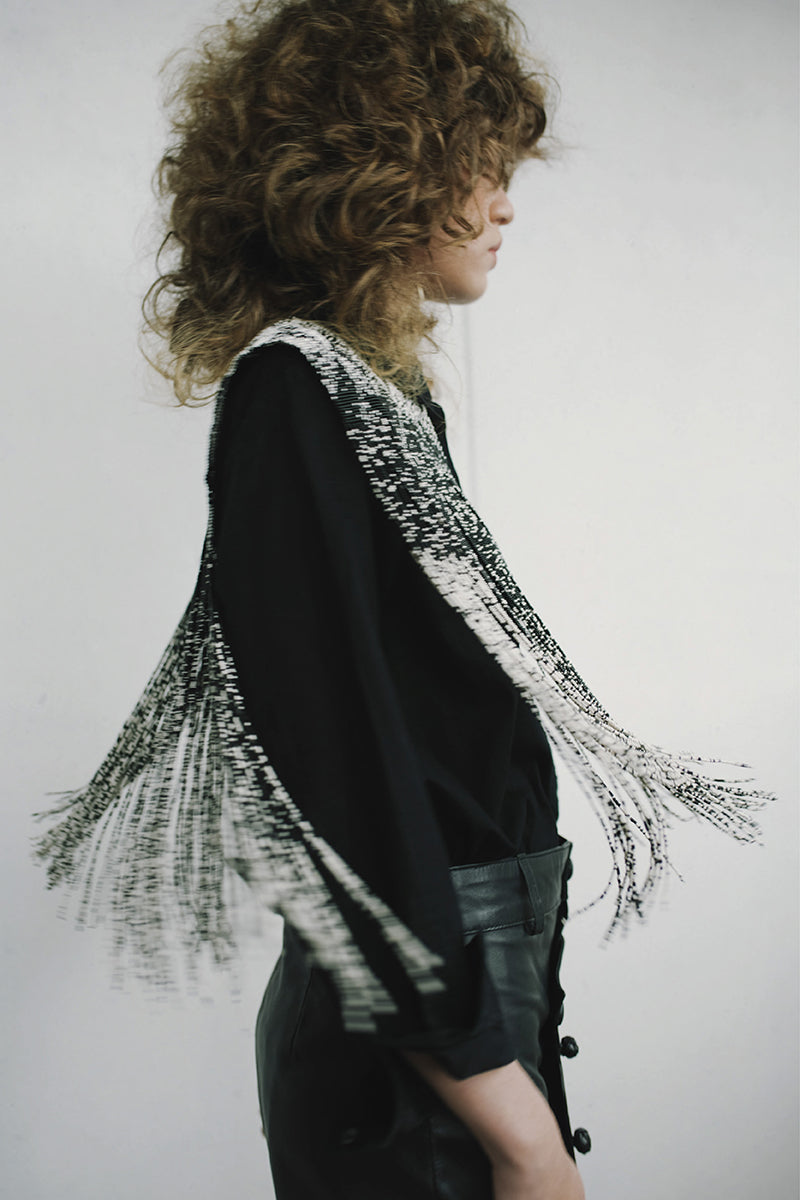 Beaded shoulder pads from MAZ Manuela Álvarez body jewelry, featuring colorful beads on padded shoulder accessories.