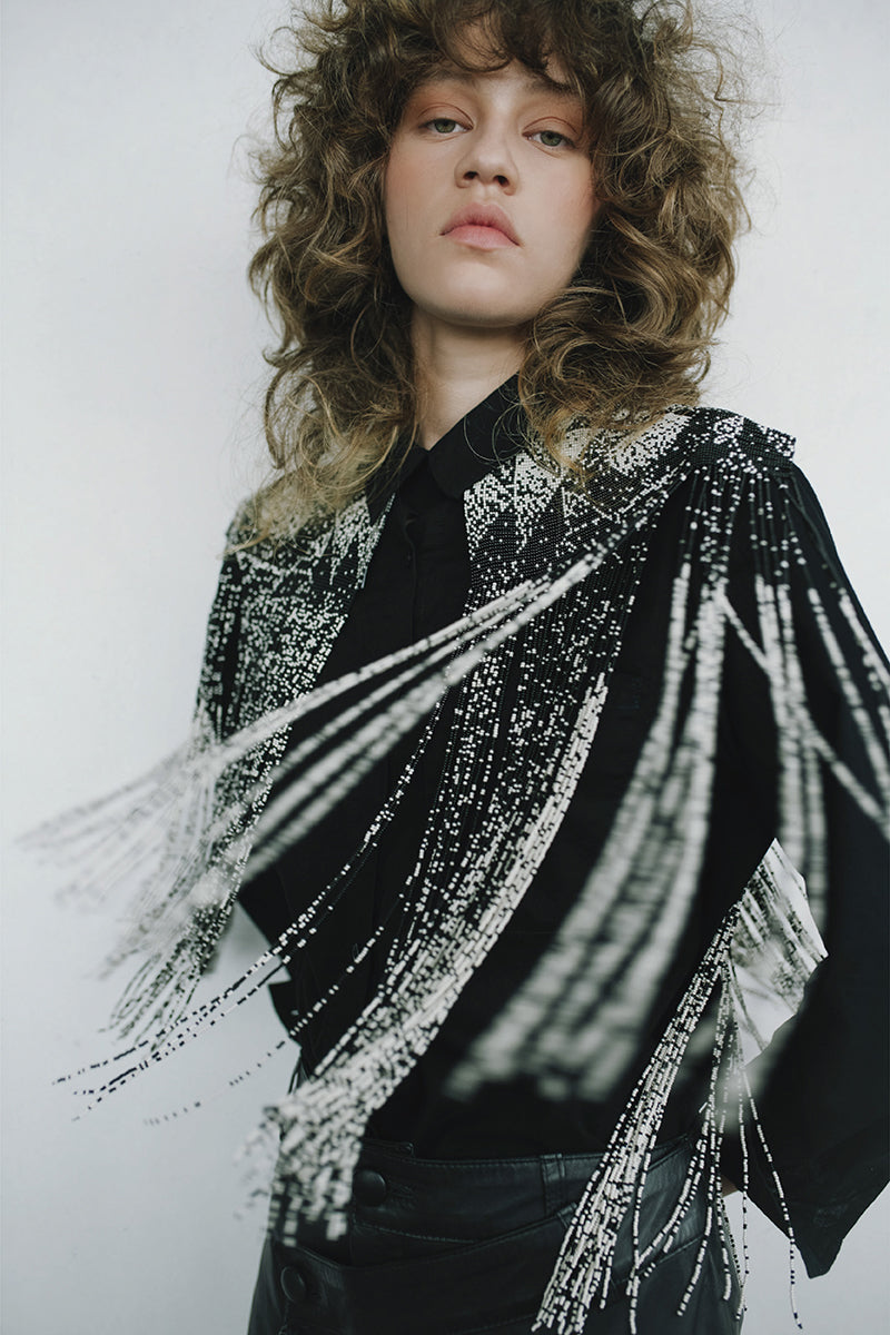 Beaded shoulder pads body jewelry by MAZ Manuela Álvarez, featuring intricate beadwork on stylish shoulder accessories.
