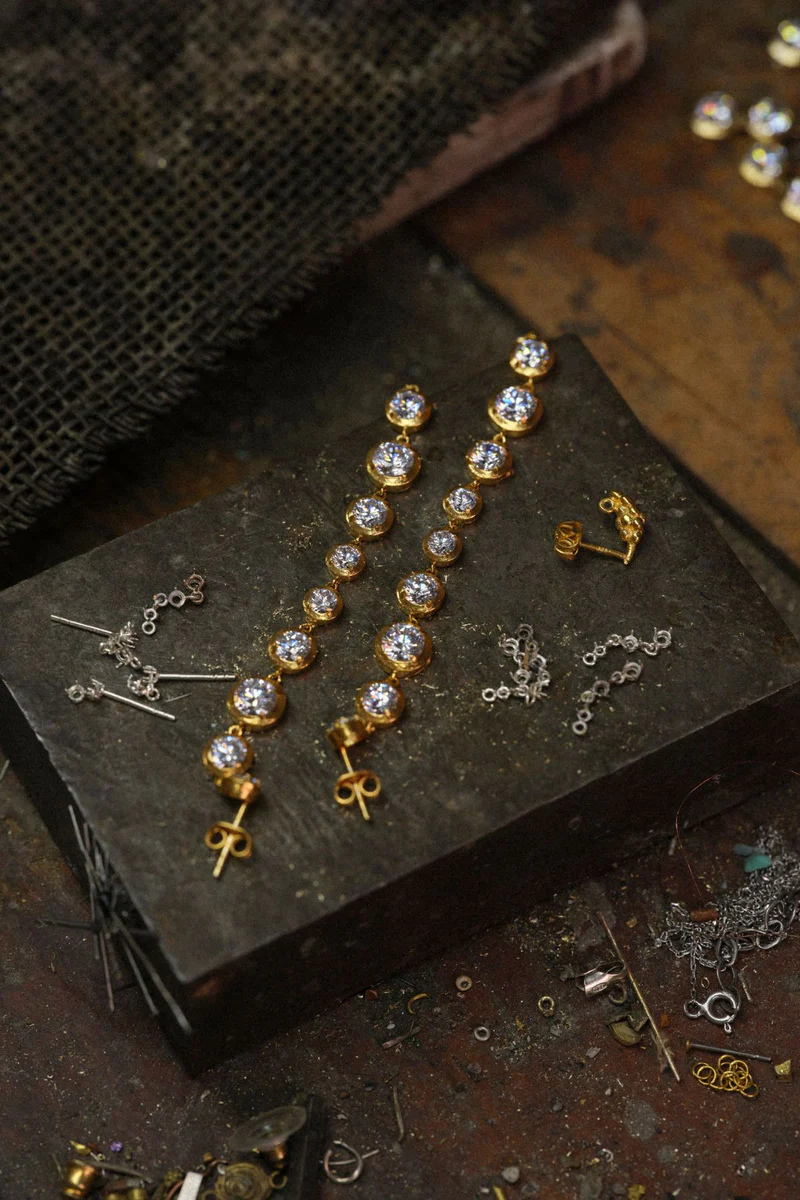 Peracas Bella earrings in white with delicate design, showcasing elegant jewelry for women.