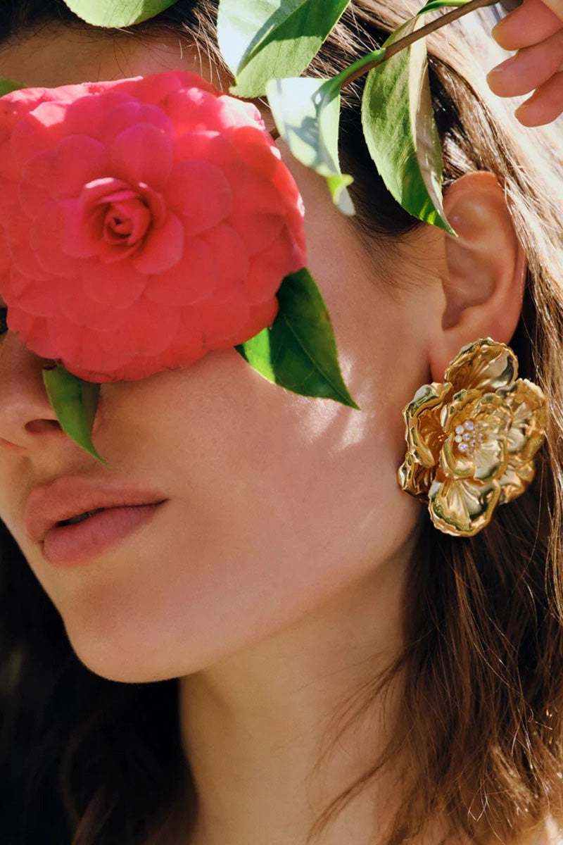 Peracas Boboli white earrings featuring elegant design with gold accents and a polished finish, perfect for stylish accessorizing.