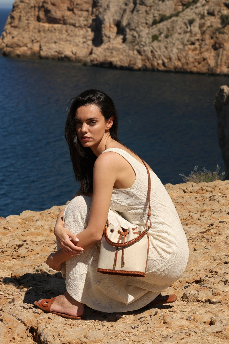 Saonara linen bucket top handle bag with a rounded shape and sturdy top handle, ideal for casual or elegant outings.