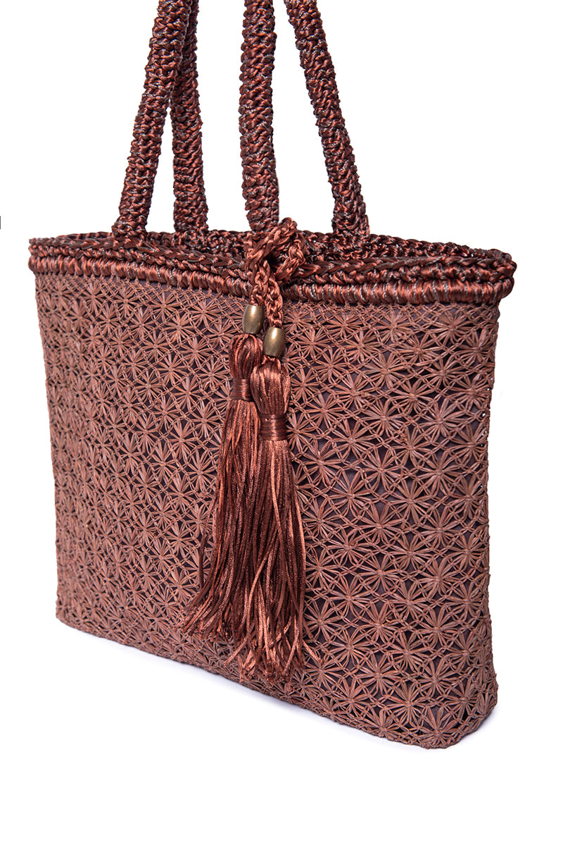 Mara Brazil Buritirana shoulder bag in brown leather with woven details, featuring a spacious design and adjustable strap.