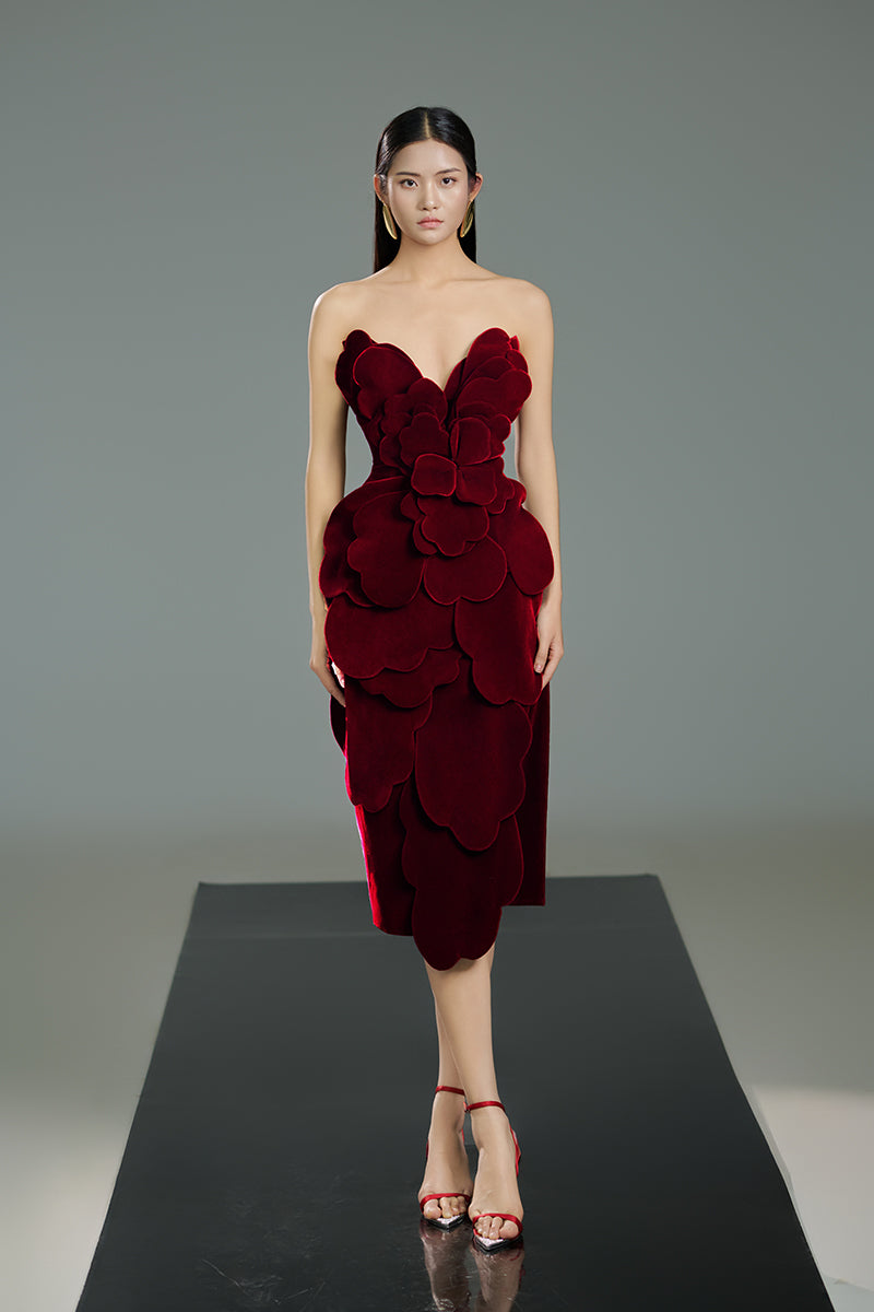 VELVET V-NECK PETAL STRAPLESS VELVET MIDI DRESS IN RED - CULT MIA