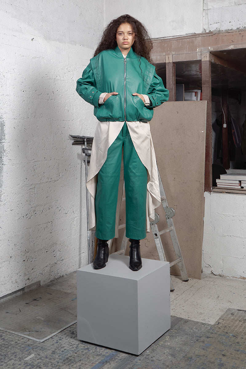Maz Manuela Álvarez Milano green leather bomber jacket showcasing a stylish, fitted design with a smooth leather finish.