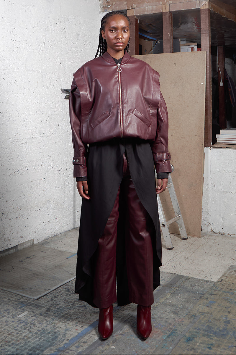 Wine red leather bomber jacket from MAZ Manuela Álvarez, featuring a classic fit and stylish design.